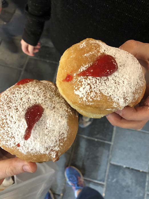 Sufganiyot an Hanukkah in Jerusalem