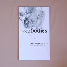 Hochformatiges Softcover Buch mit schwarzem Druck und Titel auf weißem Grund