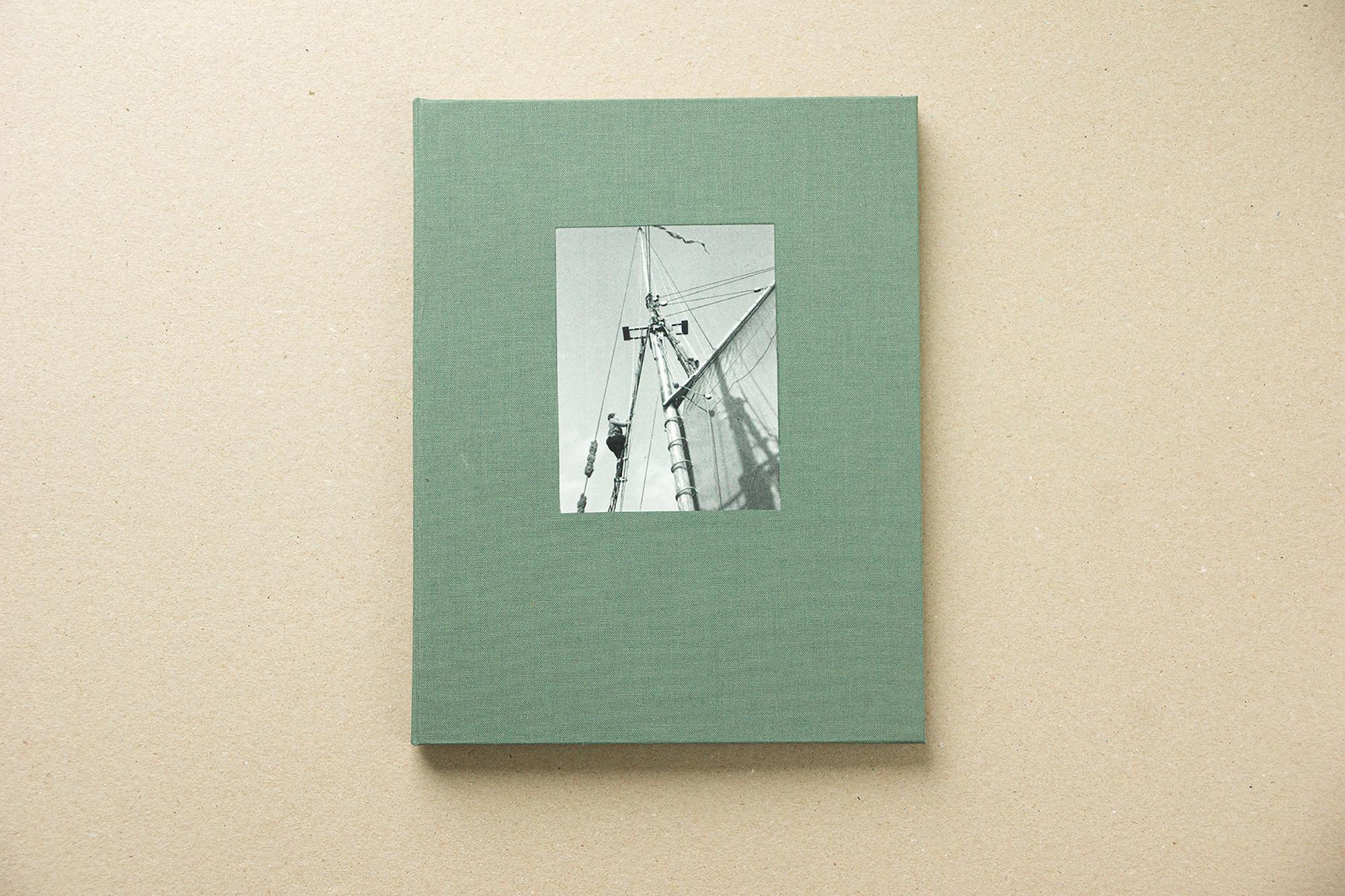 Cover: Schwarz-Weiß Foto eines Jungen, der einen Segelmast hinaufklettert, auf salbeigrünem Buchleinen